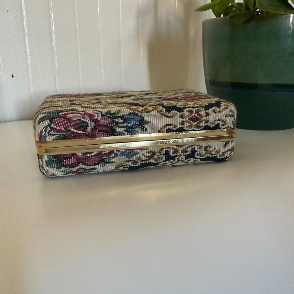 Vintage Travel‎ Jewelry Organizer Embroidered Floral Clamshell Cottage Core